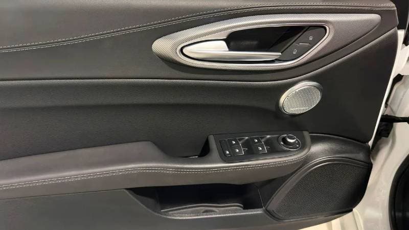 2024 Alfa Romeo Giulia VELOCE thumbnail 8