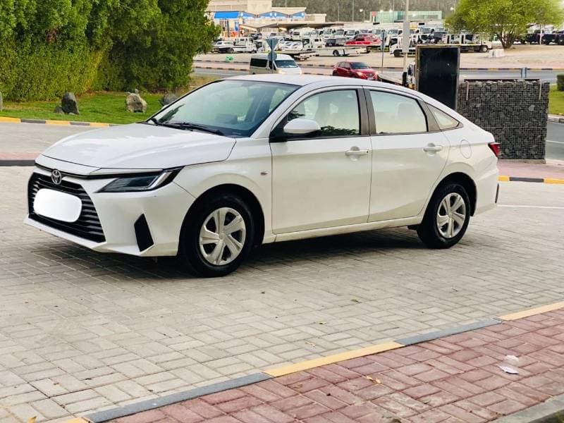 2023 Toyota Yaris E thumbnail 2