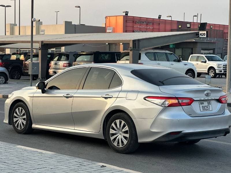 2018 Toyota Camry SE thumbnail 6
