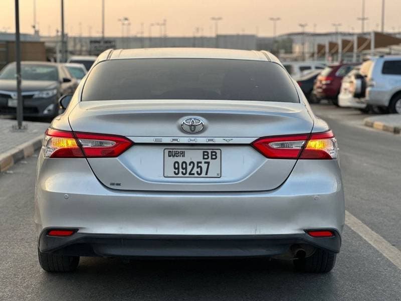 2018 Toyota Camry SE thumbnail 3