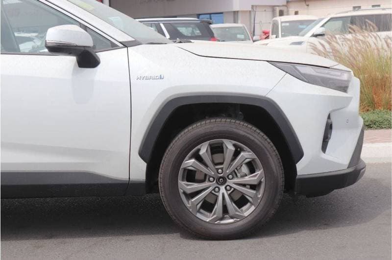 2025 Toyota RAV4 XLE HEV thumbnail 7