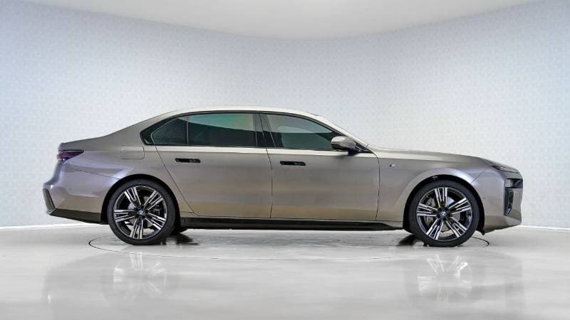 2023 BMW 740Li M Sport Individual thumbnail 3