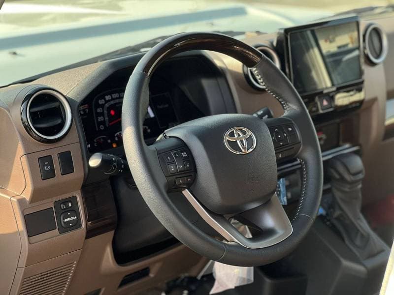 2025 Toyota Land Cruiser 70 thumbnail 5