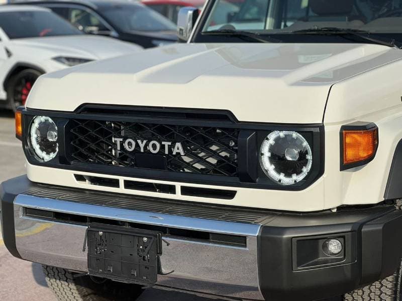 2025 Toyota Land Cruiser 70 thumbnail 4