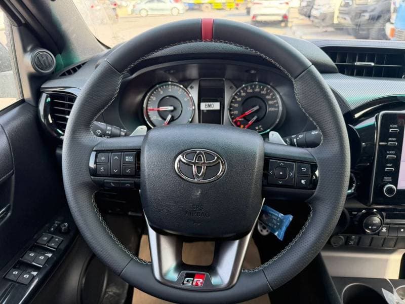 2025 Toyota Hilux GR SPORT thumbnail 6