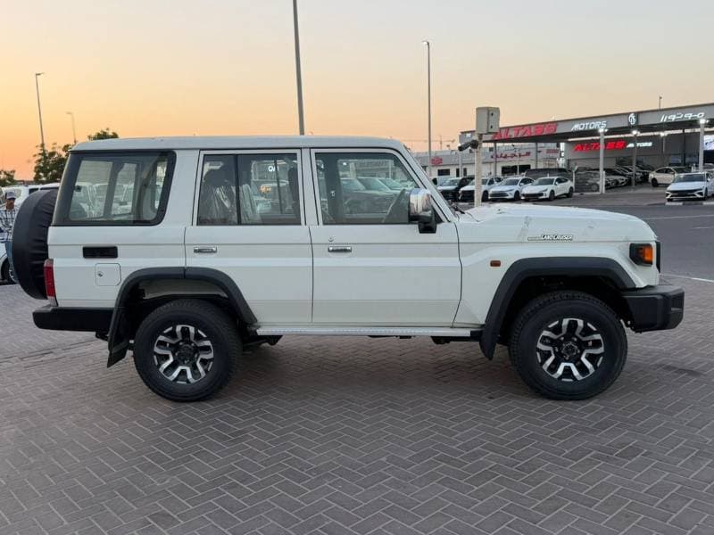2025 Toyota Land Cruiser 70 thumbnail 2