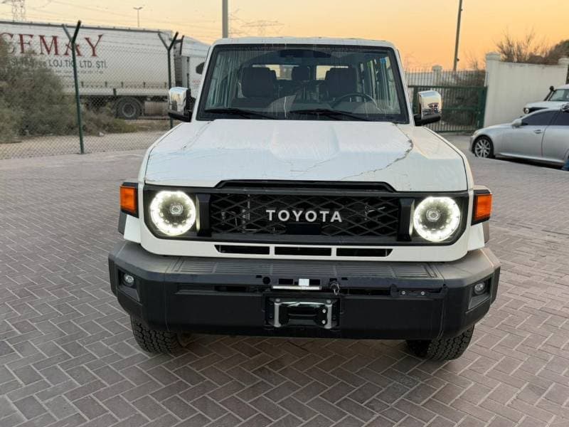 2025 Toyota Land Cruiser 70 thumbnail 4