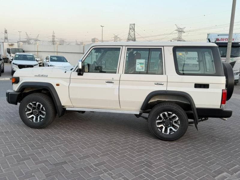 2025 Toyota Land Cruiser 70 thumbnail 3