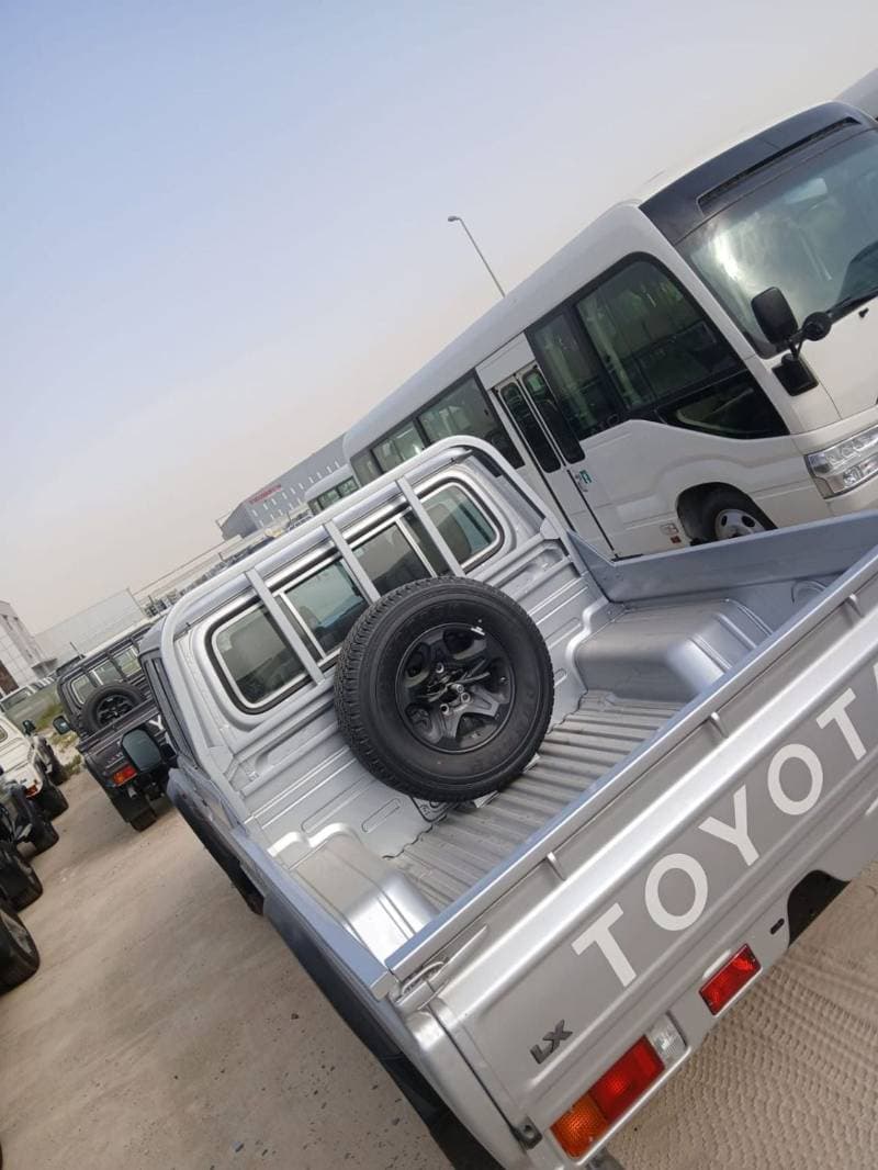 2025 Toyota Land Cruiser Pick Up thumbnail 4