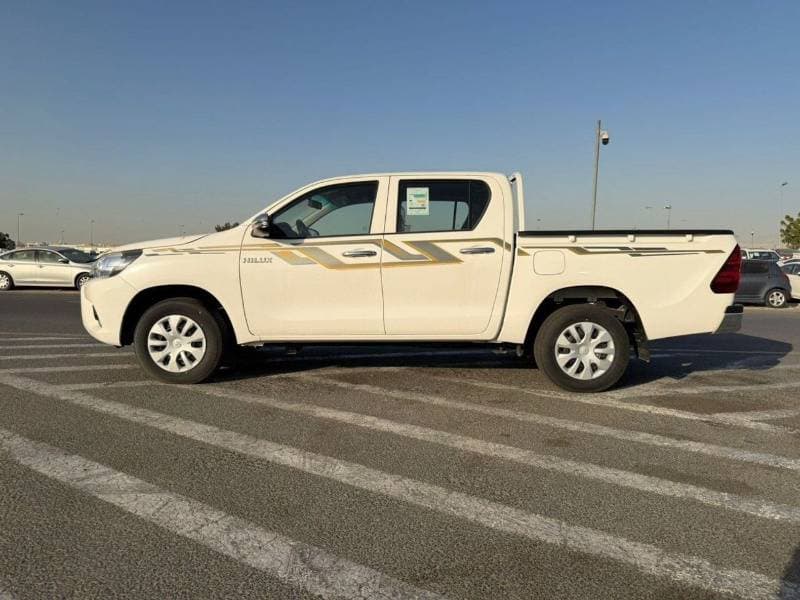 2025 Toyota Hilux GLX thumbnail 4
