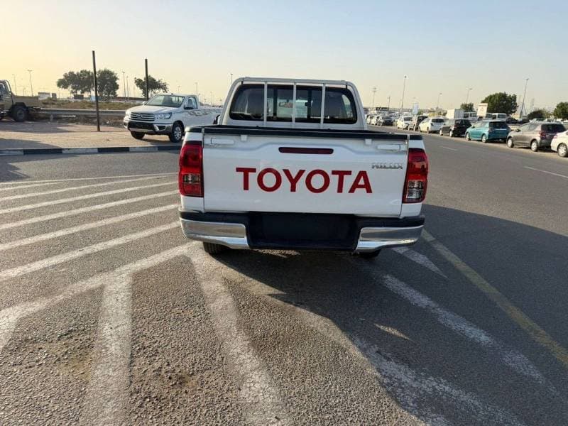 2025 Toyota Hilux GLX thumbnail 3