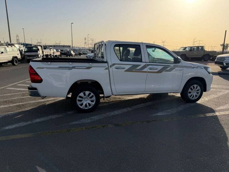 2025 Toyota Hilux GLX thumbnail 2