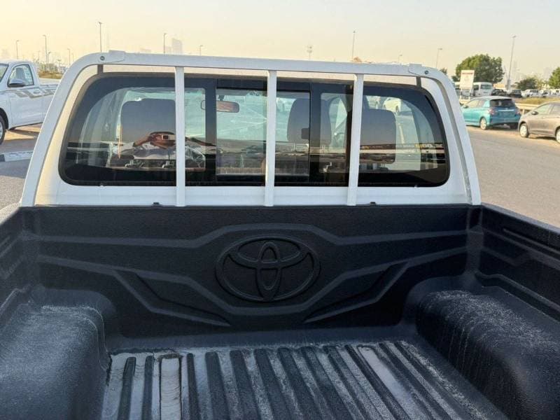 2025 Toyota Hilux GLX thumbnail 5