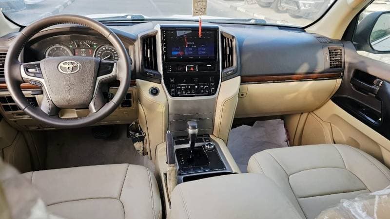 2016 Toyota Land Cruiser GXR thumbnail 2