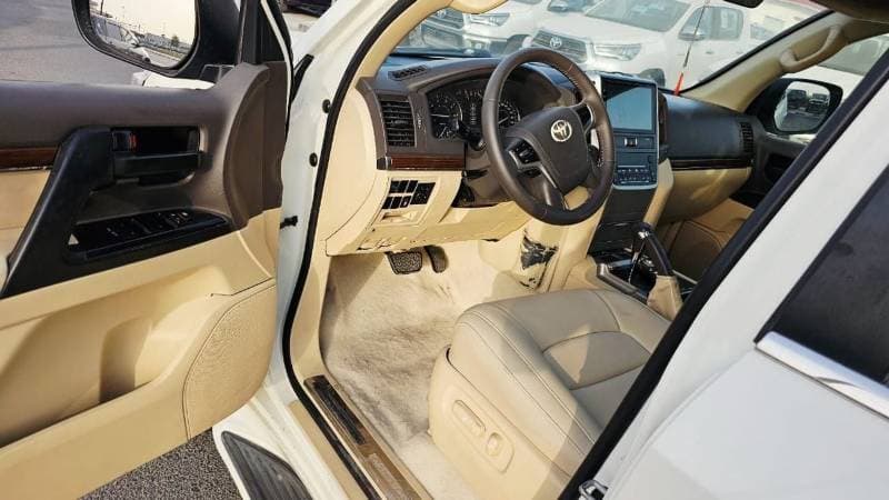 2016 Toyota Land Cruiser GXR thumbnail 3