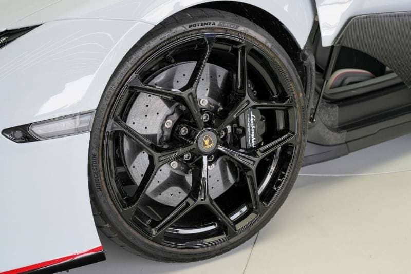 2025 Lamborghini Revuelto STANDARD thumbnail 4