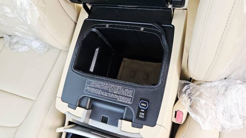 2016 Toyota Land Cruiser GXR thumbnail 4