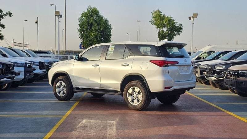 2026 Toyota Fortuner 2.4 DIESEL E 4WD AT 2026/2026 thumbnail 4