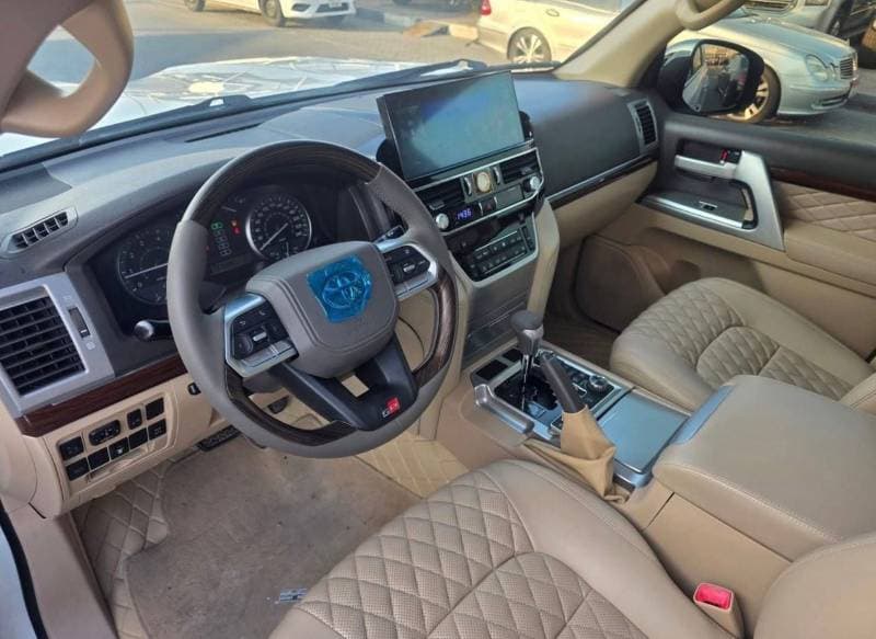 2017 Toyota Land Cruiser GXR thumbnail 8