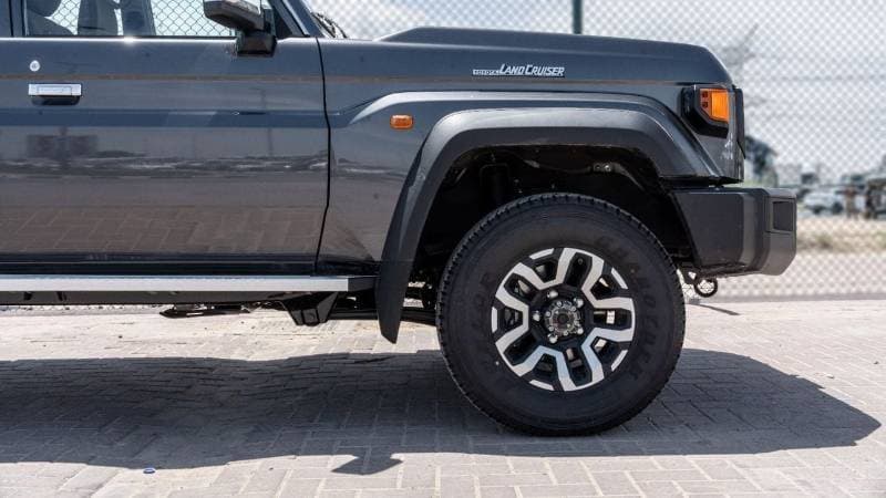 2026 Toyota Land Cruiser Pick Up thumbnail 6