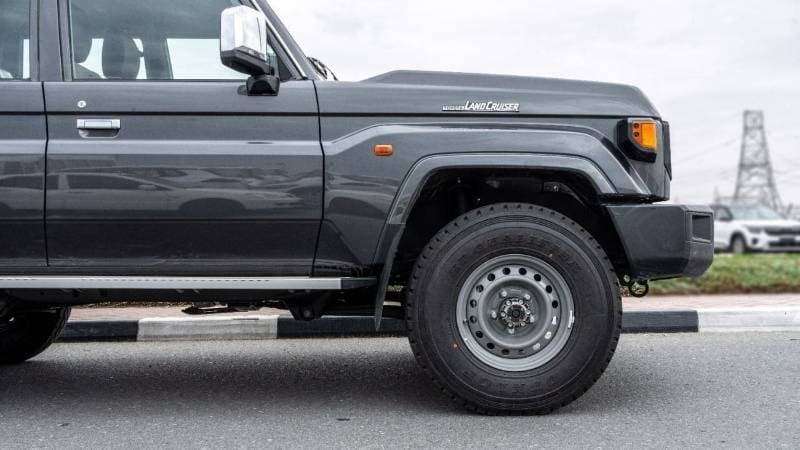 2026 Toyota Land Cruiser 70 LC76 HT VXR thumbnail 6