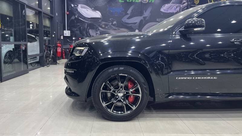 2016 Jeep Grand Cherokee SRT thumbnail 6