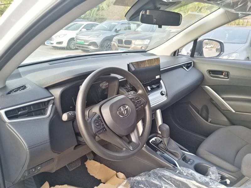 2025 Toyota Corolla Cross STANDARD thumbnail 5