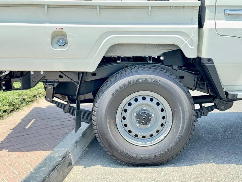2025 Toyota Land Cruiser Pick Up thumbnail 7