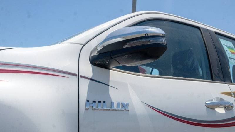 2025 Toyota Hilux SGLX thumbnail 6