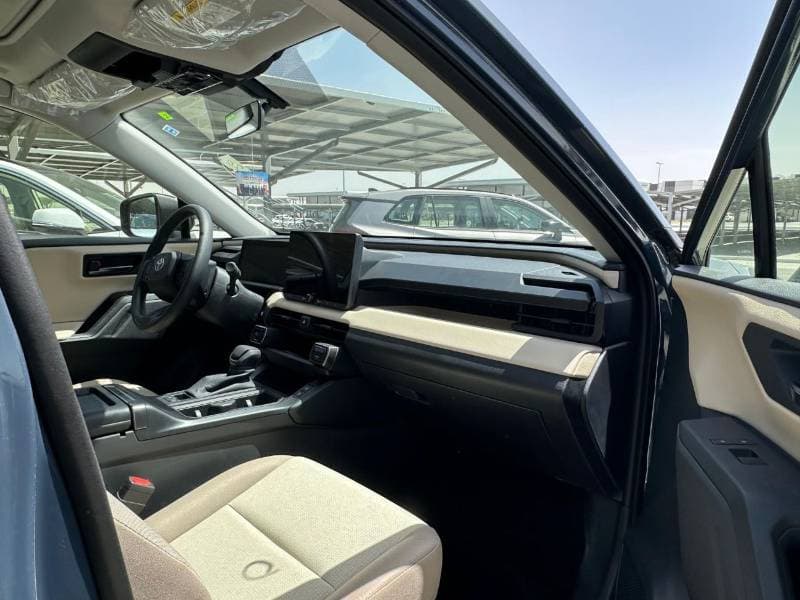 2026 Toyota RAV4 XLE thumbnail 8