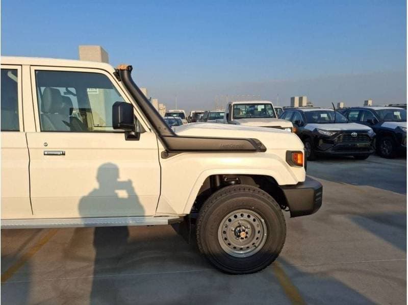 2025 Toyota Land Cruiser Pick Up thumbnail 6