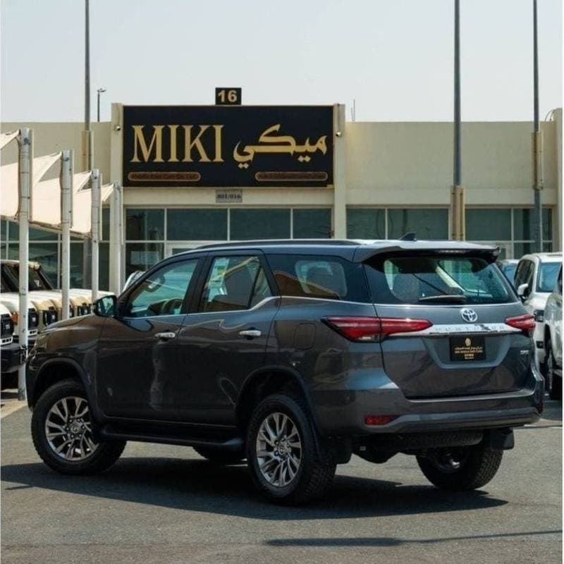 2026 Toyota Fortuner SR5 thumbnail 4