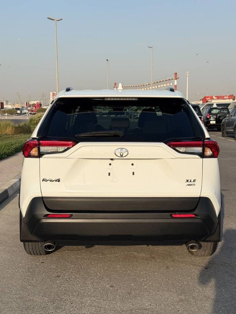 2023 Toyota RAV4 XLE thumbnail 3