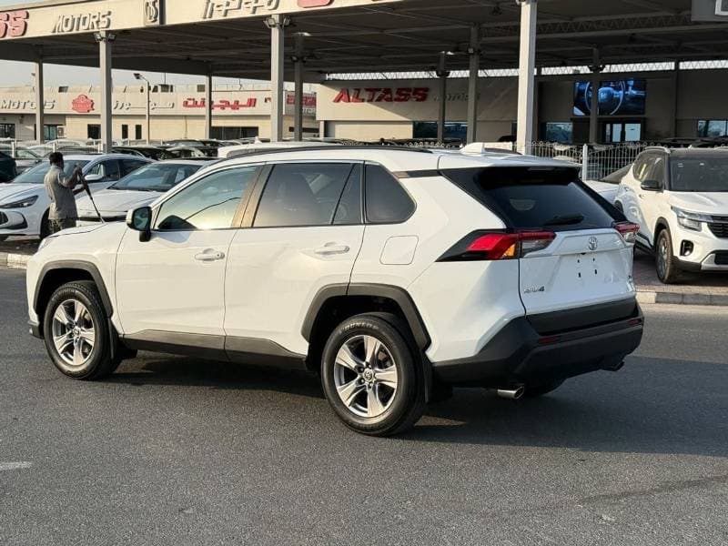 2023 Toyota RAV4 XLE thumbnail 4
