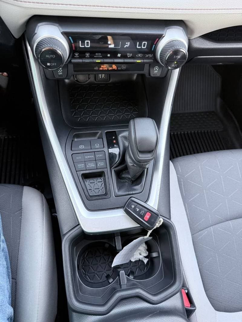 2023 Toyota RAV4 XLE thumbnail 8