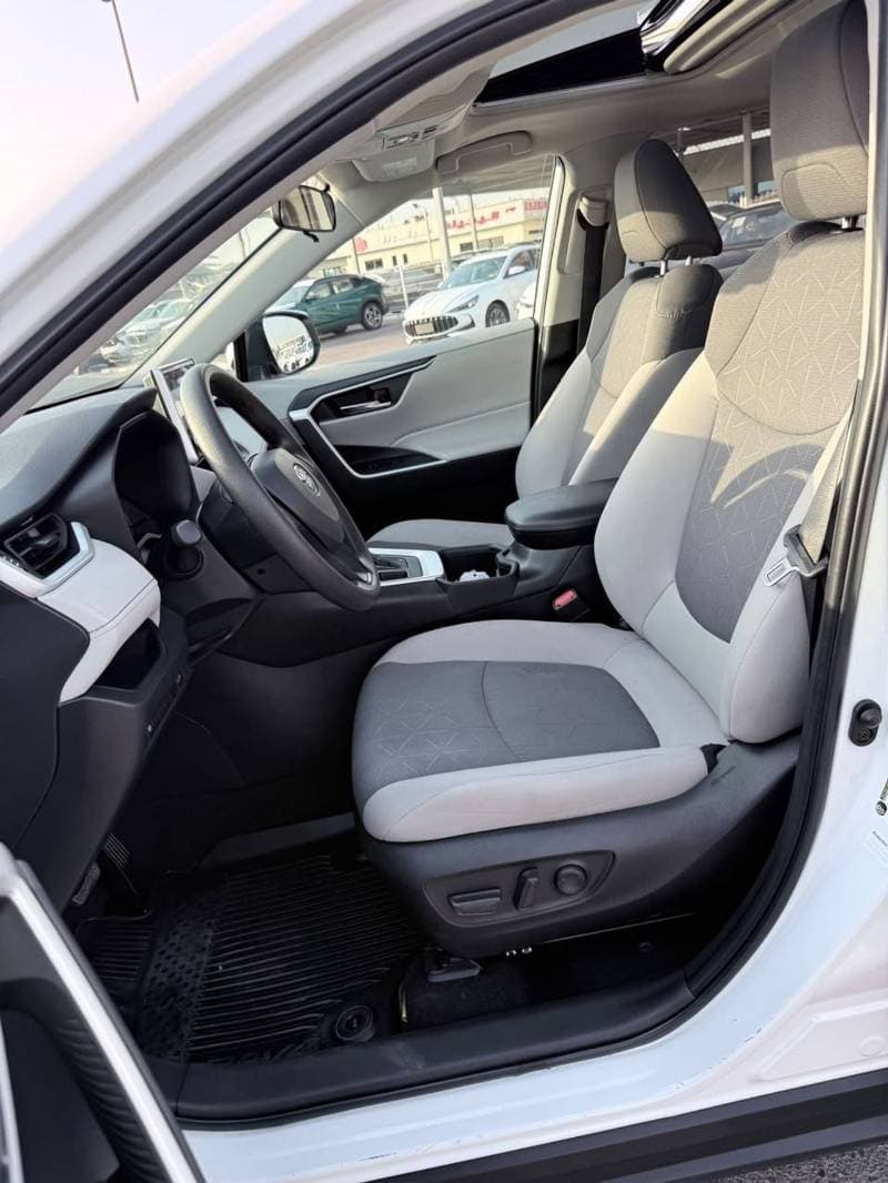 2023 Toyota RAV4 XLE thumbnail 7
