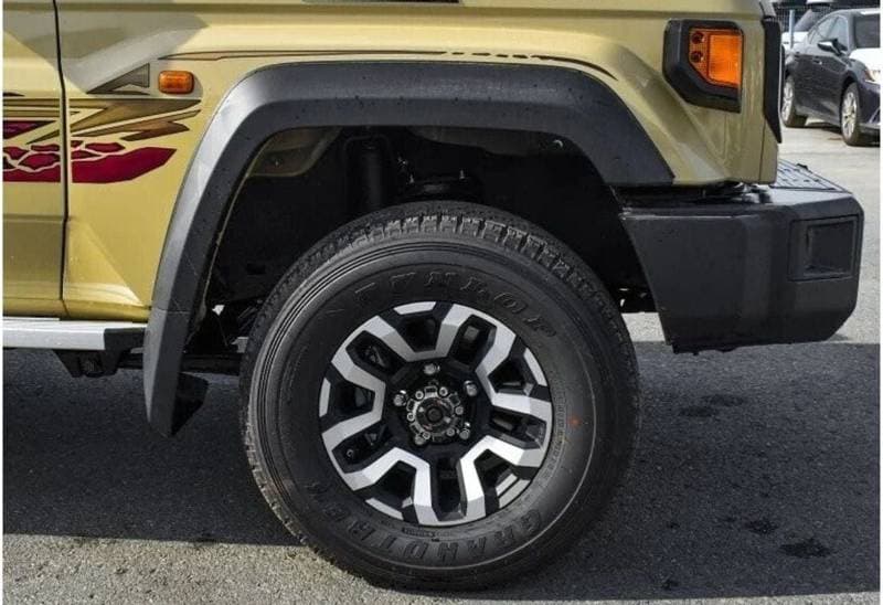 2024 Toyota Land Cruiser Pick Up thumbnail 5