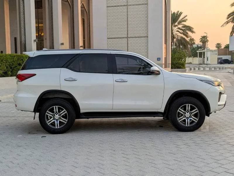 2022 Toyota Fortuner VX2 thumbnail 6