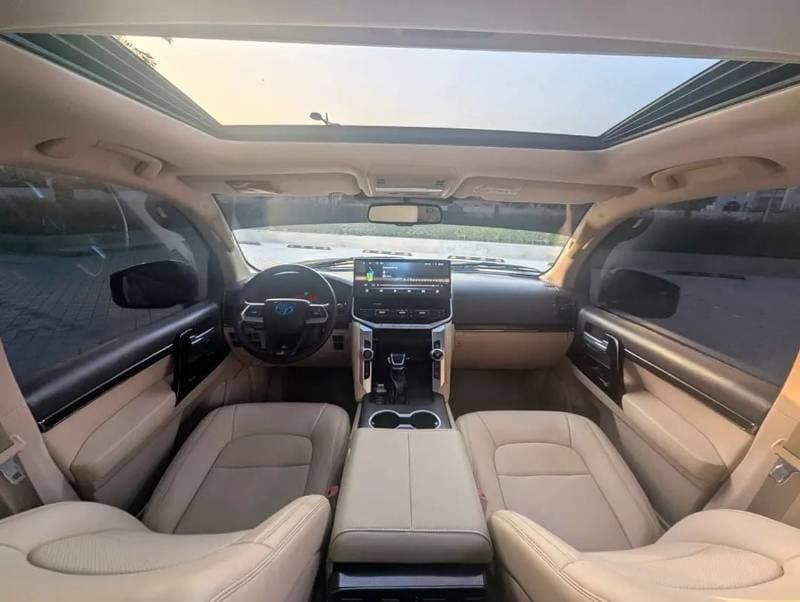 2013 Toyota Land Cruiser VXR thumbnail 3