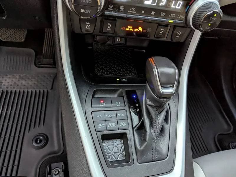 2023 Toyota RAV4 LE thumbnail 3