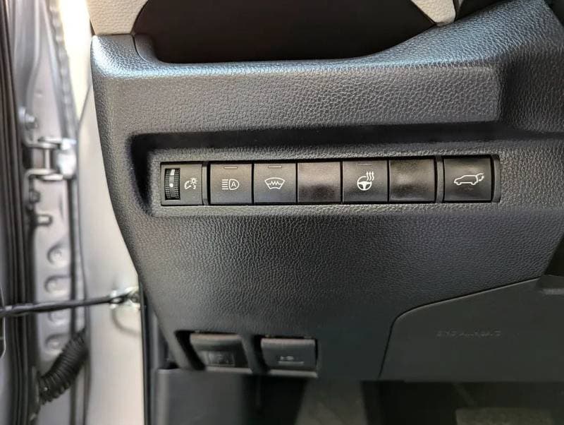 2023 Toyota RAV4 LE thumbnail 6