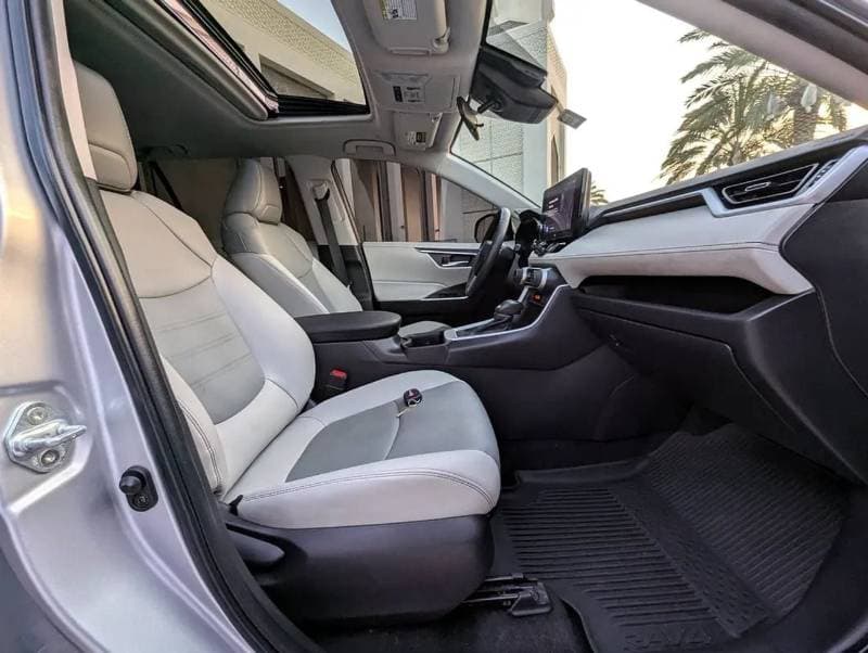 2023 Toyota RAV4 LE thumbnail 8