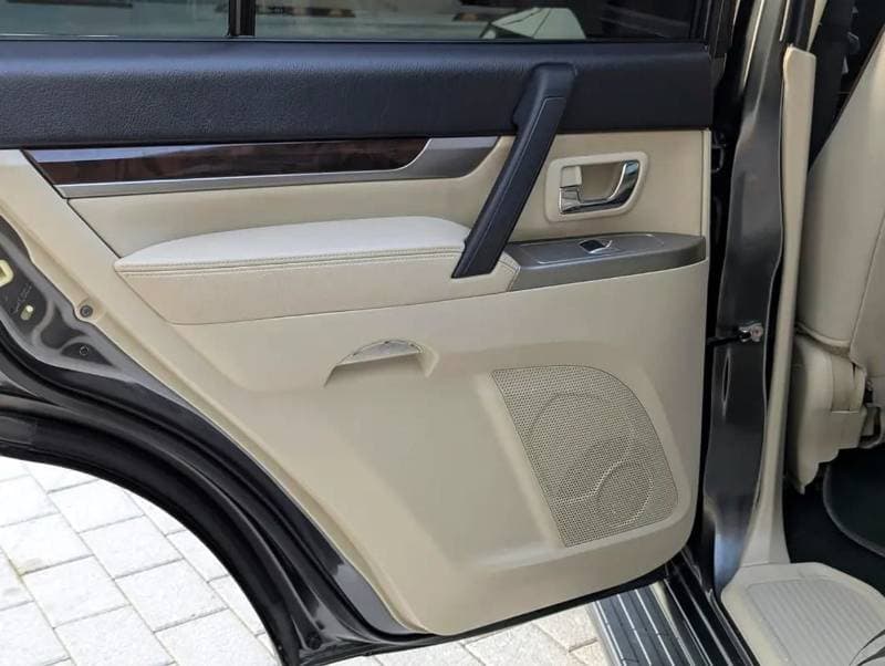 2017 Mitsubishi Pajero GLS MIDLINE thumbnail 8