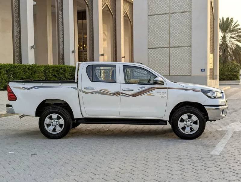 2024 Toyota Hilux GL thumbnail 6