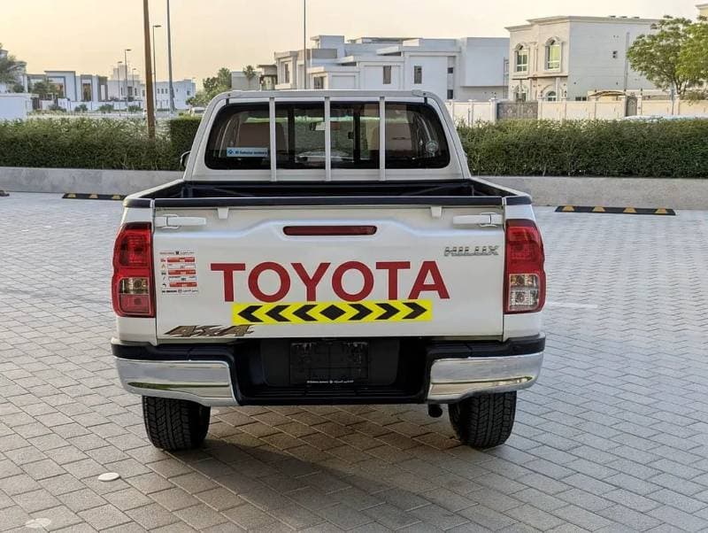2024 Toyota Hilux GL thumbnail 8