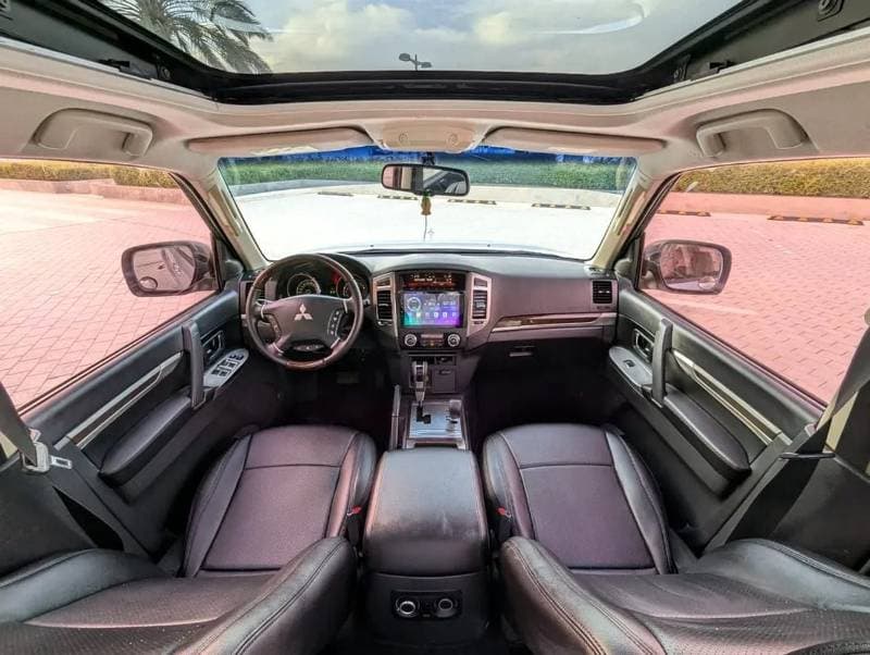 2015 Mitsubishi Pajero GLS TOP thumbnail 3
