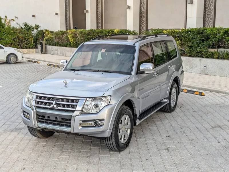 2015 Mitsubishi Pajero GLS TOP thumbnail 2