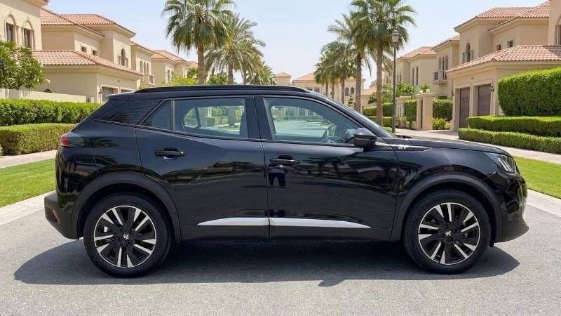 2023 Peugeot 2008 GT thumbnail 3