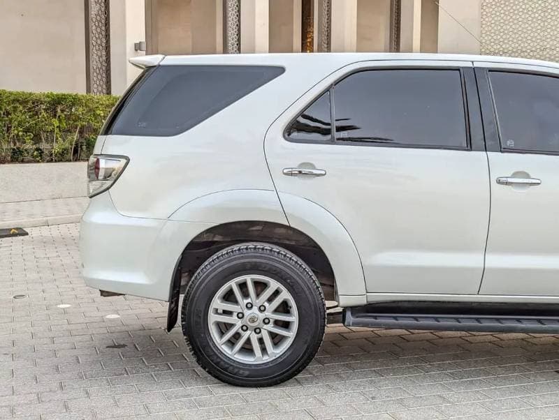 2013 Toyota Fortuner SR5 thumbnail 7