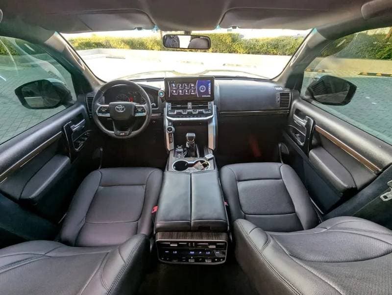 2013 Toyota Land Cruiser GXR thumbnail 3